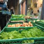 Distribution de paniers de légumes de la ferme de Jonathan, au café citoyen de Lille ©LPO Hauts de France